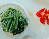 Foto langkah ke 1 dari resep Kangkung tumis tomat + tips kangkung tampil segar.