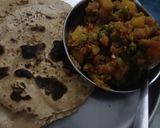 A picture of step 4 of Dry aloo matar.
