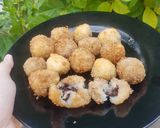 Foto langkah ke 6 dari resep 49. Bola Singkong isi Coklat Lumer.