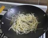 Foto del paso 3 de la receta: Fideos de arroz, salsa de ostras y brotes de soja