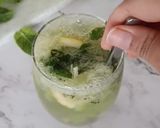 A picture of step 4 of Kiwi mojito.
