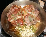 Foto del paso 2 de la receta: Chuletas de paleta de cordero al romero selladas a la sartén