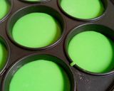 Foto langkah ke 3 dari resep Kanom Krok Bai Toey|Thai pandan pancake.
