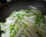 Foto langkah ke 3 dari resep Sup Loofah dan Jahe.