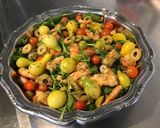 Une image de l'étape 7 de Salade de roquette aux crevettes, tomates, olives et ail.