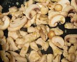 عکس مرحله 1 از دستور ساندویچ مرغ با قارچ و اسفناج
