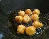 A picture of step 3 of Urad dal bhajiya.
