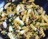Foto del passaggio 2 della ricetta Pasta al ricordo d'infanzia: carne macinata, zucchine e funghi