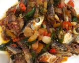 Foto langkah ke 6 dari resep Tumis ikan klotok pedas.