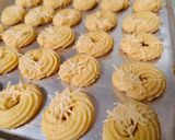 Foto langkah ke 5 dari resep Kue Semprit Keju (Inspirasi Hantaran Lebaran).