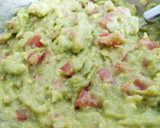 Foto del paso 2 de la receta: Guacamole simple con chips de patata