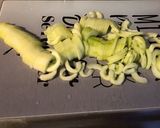 Une image de l'étape 3 de Salade de concombres marinés aux raisins et algues dulce.