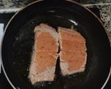 Foto del paso 2 de la receta: Salmón con leche, curry rojo y patatas bravas