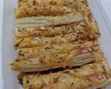 Foto langkah ke 4 dari resep Garlic Cheese Stick Puff Pastry.