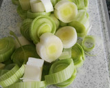 Foto del paso 1 de la receta: Crema de puerro y champiñones con Gorgonzola