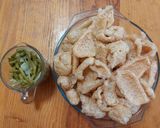Foto del paso 1 de la receta: Chicharrón con nopalitos en salsa roja