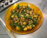 Une image de l'étape 10 de Pommes de terre sautées aux pickles, ail noir et persil.