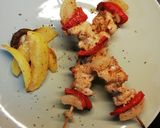 Foto del paso 4 de la receta: Brochetas de pollo marinado y verduras mediterráneas