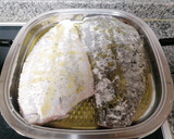 Foto del paso 5 de la receta: Lenguados en salsa a la plancha con puré del campo y salteado