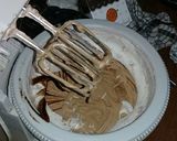 Foto langkah ke 5 dari resep Kue ulangtahun coklat.