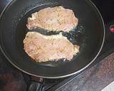 Foto del paso 14 de la receta Chuletas de cerdo adobadas con puré de papas, guisantes y salsa