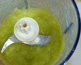 A picture of step 2 of Muskmelon Grapes Popsicles.