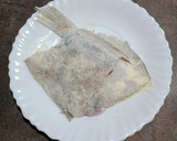 Foto del paso 1 de la receta: Lenguadina rebozada con ensalada