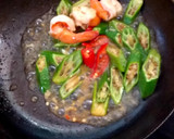 รูปขั้นตอนการทำที่ 6 ของ กระเจี๊ยบเขียวผัดกุ้ง