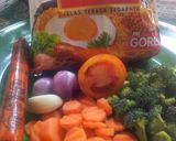 Foto langkah ke 1 dari resep "Bekal anak" Me Goreng Sedaap Sayur.