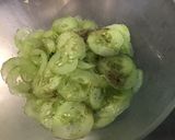 Une image de l'étape 3 de Concombre mariné crème et herbes salade feuille de chêne.