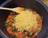 Foto del paso 2 de la receta: Pasta gratinada con salsa de carne y espinacas