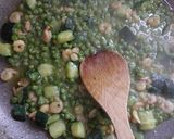 Foto del passaggio 4 della ricetta Pasta,gamberetti,zucchine e piselli(kcal 665 a porzione)