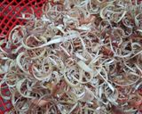 Hình bước làm 1 của món Nộm nấm đùi gà hoa chuối