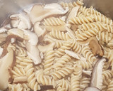 Foto del paso 1 de la receta: Espirales integrales con shitake, jamón y albahaca