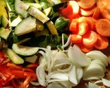 Foto del paso 2 de la receta: Quiché de zapallitos, cebolla, zanahoria y morrón