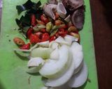 Foto langkah ke 2 dari resep Tumis Ikan Kembung goreng.