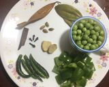 A picture of step 1 of Green Peas Capsicum Pulao.