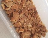 A picture of step 1 of "Delicia" cake: with cookies, caramel, cream and banana! Argentina cake.
