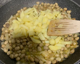 Foto del paso 3 de la receta: Tortilla de patatas y habitas baby