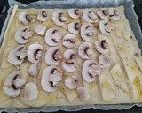 Foto del paso 3 de la receta: Coca de manzana, champiñones y queso azul