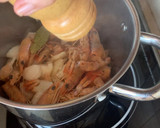Foto del paso 7 de la receta: Cazuela de merluza y langostinos con su caldo