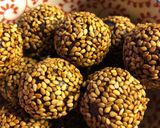 A picture of step 5 of Choco-tahini energy balls - vegan.