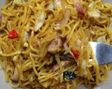 Foto langkah ke 4 dari resep Mie kuning goreng.