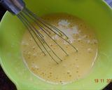 Foto langkah ke 3 dari resep Keto Golden Cheesecake.
