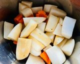 Hình bước làm 2 của món Củ cải kho chả lụa, nấm hương