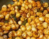A picture of step 4 of Makhana Dry Fruits Chiwda.
