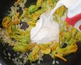 Foto del paso 7 de la receta: Pasta con camarones y flor de calabaza 🍝🦐🧀
