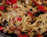 Foto del paso 16 de la receta: Wok de verduras, solomillo y fideos de arroz...ricooo!!