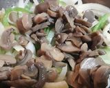 Foto del paso 3 de la receta: Pollo con salsa de champiñones 🍽