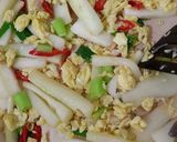 Foto langkah ke 3 dari resep Tumis Timun Telur.